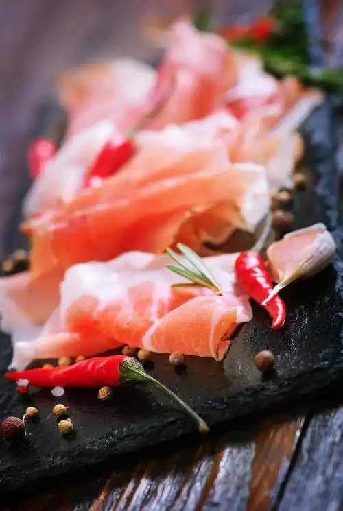 高清图片-培根在黑板上 用黑板上的香料培根--拍信(paixin.