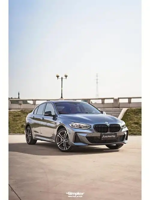 宝马1系拜伦湾蓝很难不回头再看两眼