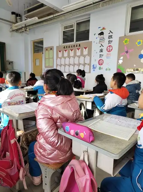 赵宅中心小学,二年级二班.孩子们上课时的场景.