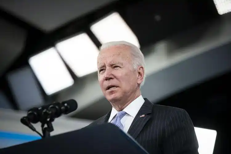 美国超75万人死于新冠就连拜登随行助手也感染白宫100人以上大企业