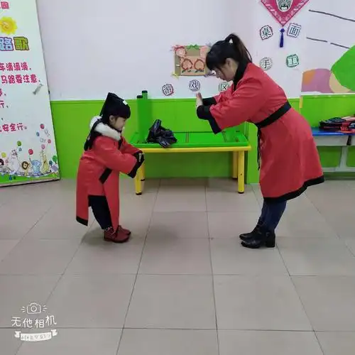 鞠躬行礼,让孩子们懂得感恩教师的教导和陪伴,感谢老师的宽容恩,感谢