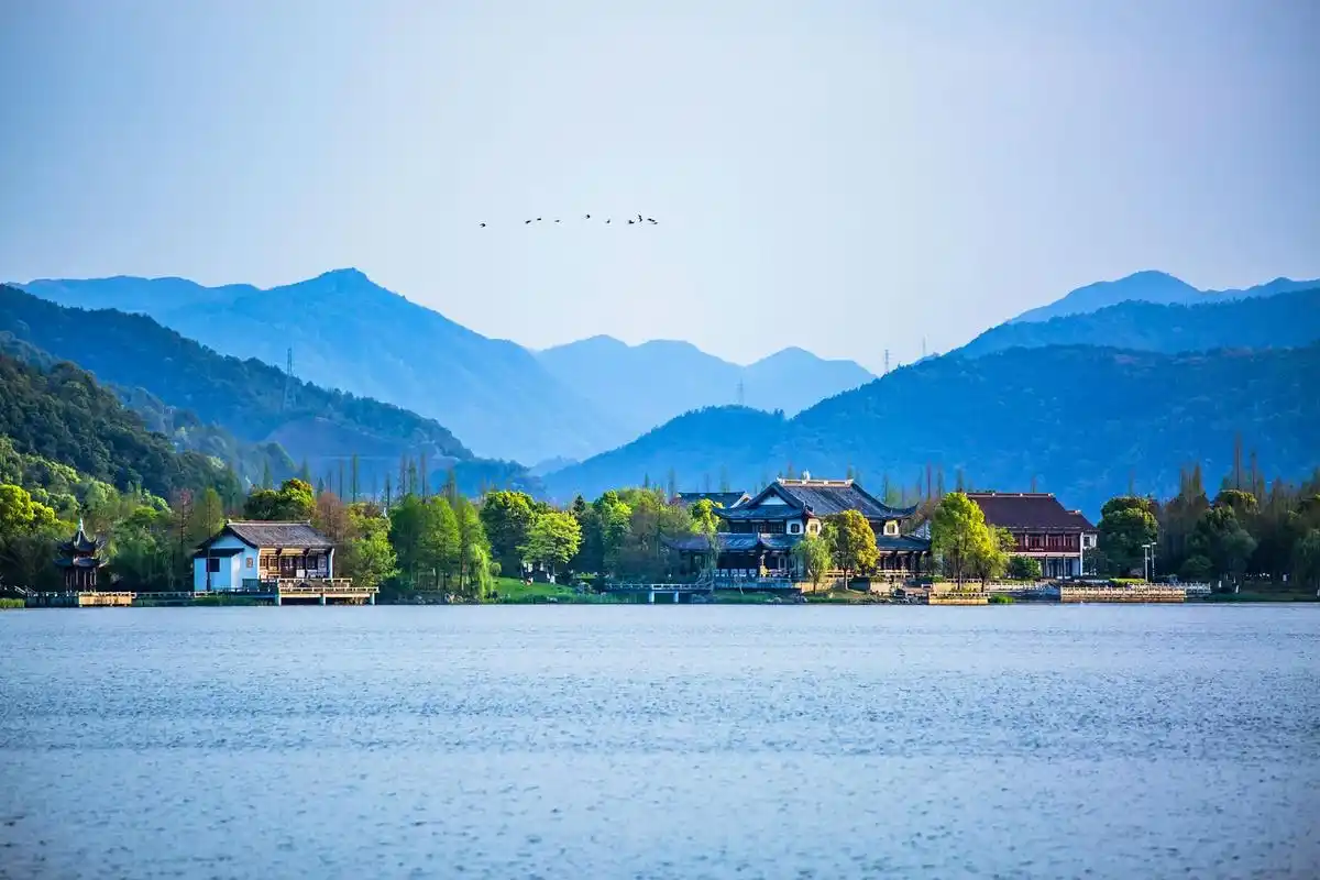 台州临海灵湖公园,湖光山色,风光秀美,是休闲娱乐的好去处