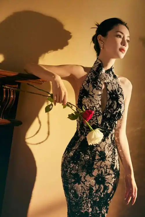 杨颖挂颈闪亮旗袍写真,身材显露无疑