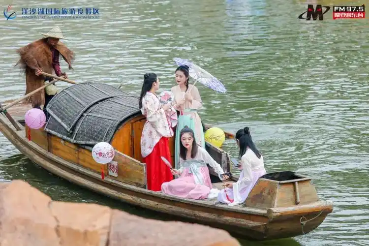 渔窑小镇的日与夜万人穿越感受国风魅力完美落幕