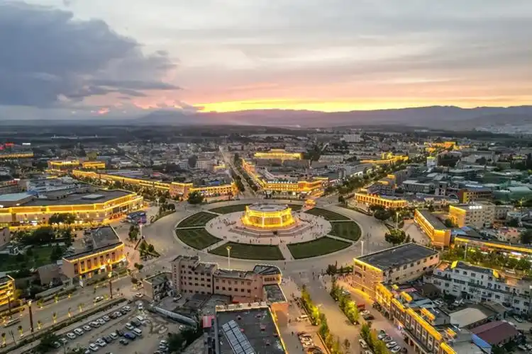 伊犁是新疆的一块天赐宝地四季分明每个季节景色不同层出不穷