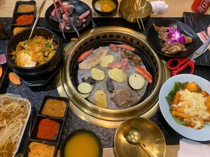 个人是在美团上点个一个2-3人餐,大概是120元左右,里面有肥牛,五花肉