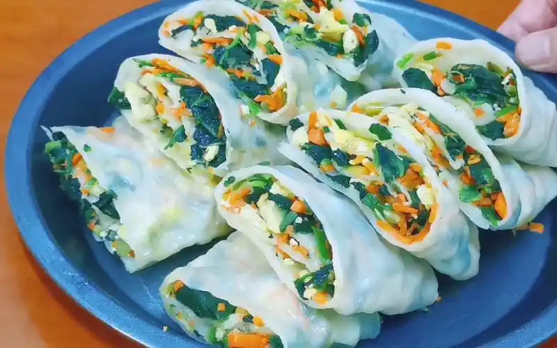 春天的菠菜卷最鲜香,教你一招,不发面不烫面,皮薄馅大不破皮