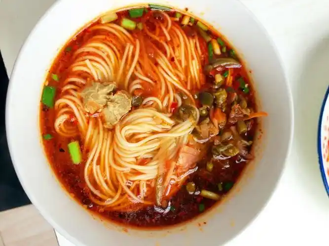 主要的面分为三种,担担面,麻辣凉面和红烧肉面.