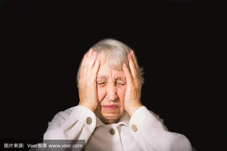 年长女性双手抱头,看起来疲惫不堪