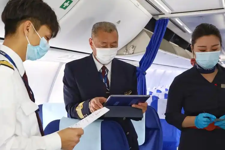 这位东航五星机长安全飞行33年,获颁中国民航功勋飞行员奖章