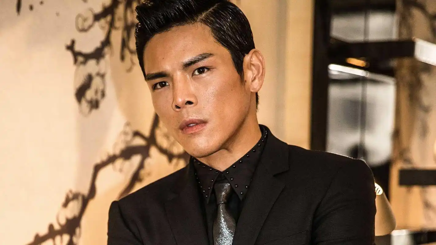 向佐《无限超越班2》带全家福上班,"立人设"还是"真感情"?