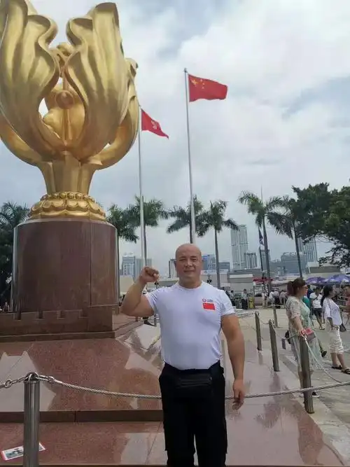 陕西籍大力士龙武在香港金紫荆广场作护旗手