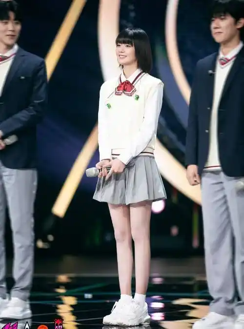 嘻嘻,jojo个人是觉得段奥娟这校服造型其实要比小白裙让人印象更深