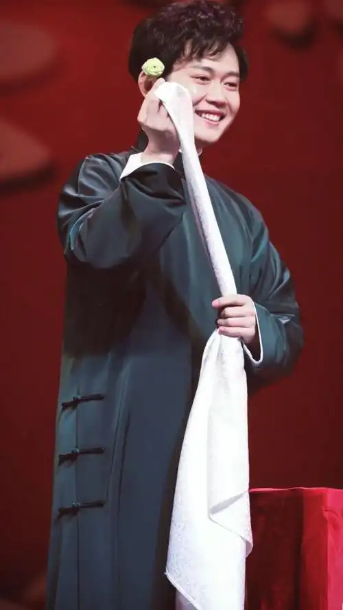 孟鹤堂戴花绿色大褂壁纸