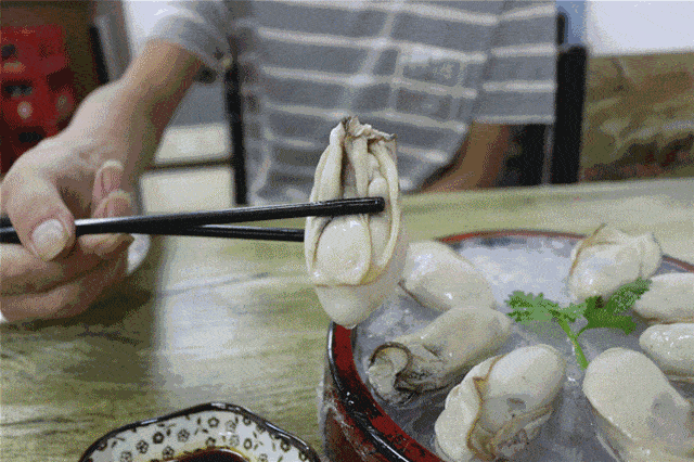 一口一个,感受生蚝的鲜味和芥末味在口中爆开的快感, 大写的满足.