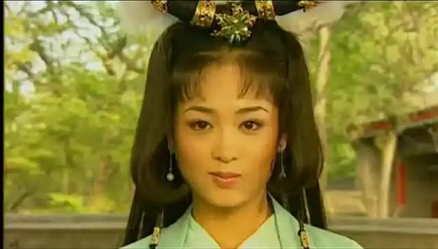 早在张铁林主演的鬼狐奇幻剧《聊斋先生》中,22岁的涓子就饰演了月宫