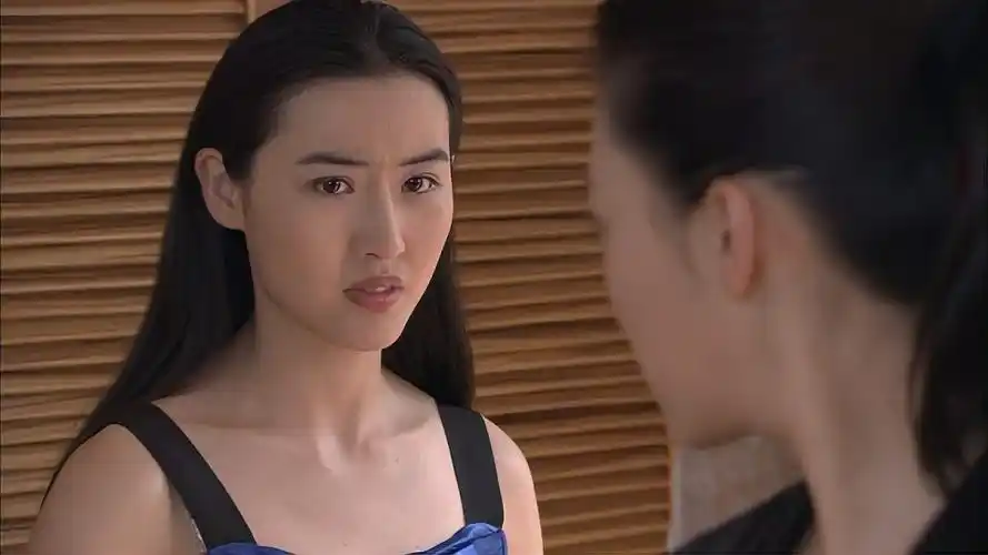 桑青拿着花捧找媛媛谁知等待他的却是这种结果周围全是警察