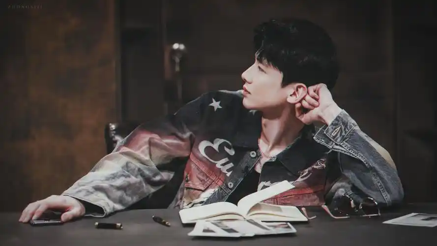 白敬亭 cr:中四叽 - 堆糖,美图壁纸兴趣社区