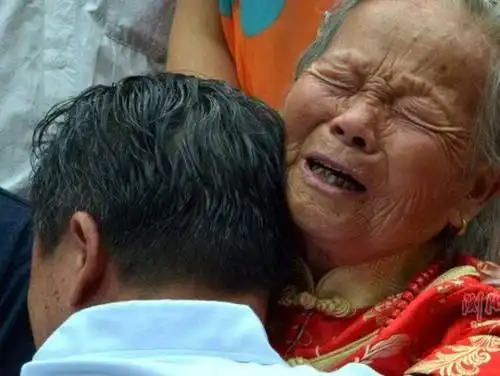 北大校长周其凤跪拜母亲显大孝