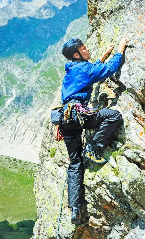 一个孤独的登山者到达山顶