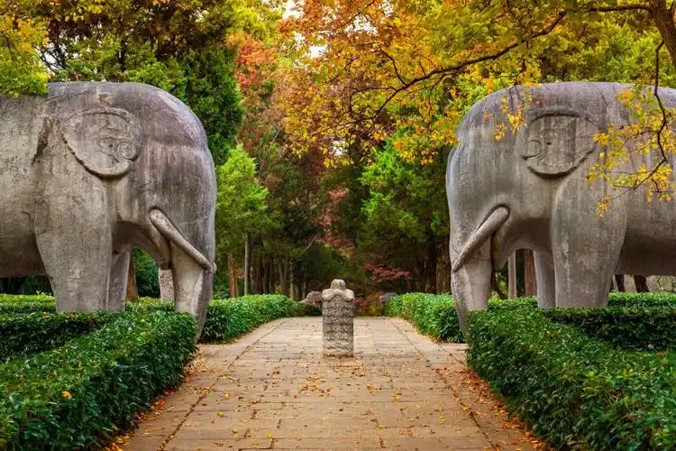 明孝陵景区以明孝陵陵宫区为主,包括大金门,四方城,神道等附属设施