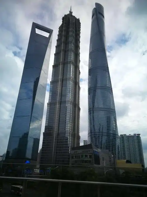 合力擎天,入云高楼三举头:金茂大厦,金融中心,上海大厦.