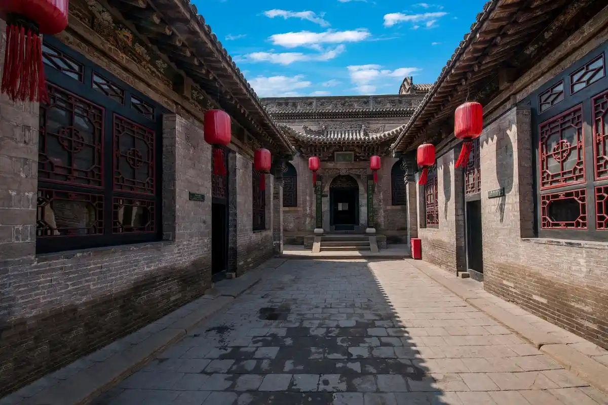 山西乔家大院是中国传统文化的重要载体,融合北方建筑的雄伟壮观和