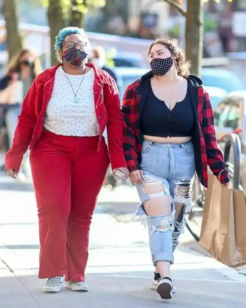 美国街头的时尚穿搭分享虽然微胖女人多穿搭却都很自信