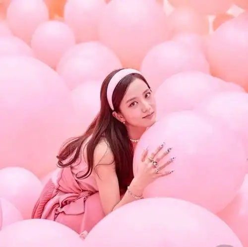 百变魅力智秀还分享了另一组粉粉的童话公主风格,她置身于充满粉色