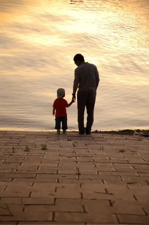 夕阳下的父子