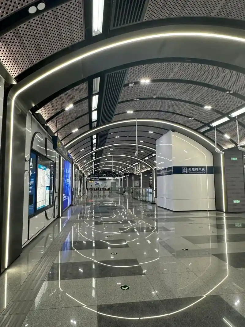 西安地铁惊呆我了 6号线广济街站 穿越感啊 太酷炫了 别的地铁站没