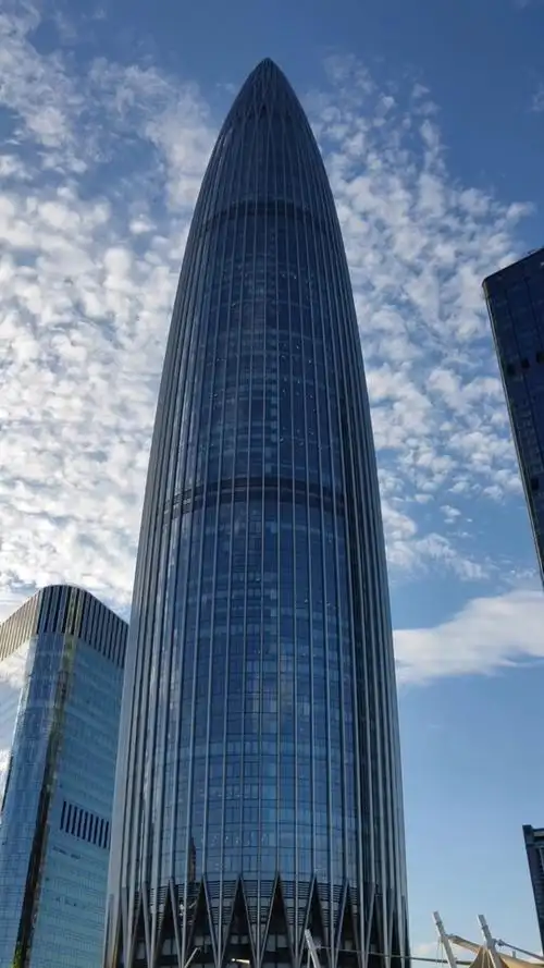 深圳有名的华润大厦,又叫春笋楼,外形像一根春笋破土而出-度小视