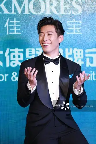 窦骁喜提代言乐开花露八颗大白牙 西装领结绅士范儿颜值爆棚