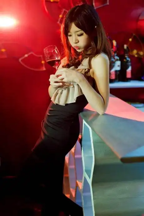 有些则属于在夜深人静之时细细品尝,但唯独鸡尾酒却在任何时候,任何