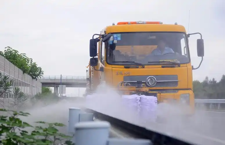 打扫路域环境这些基础工作以外,路面巡回养护同样是保障高速公路安全