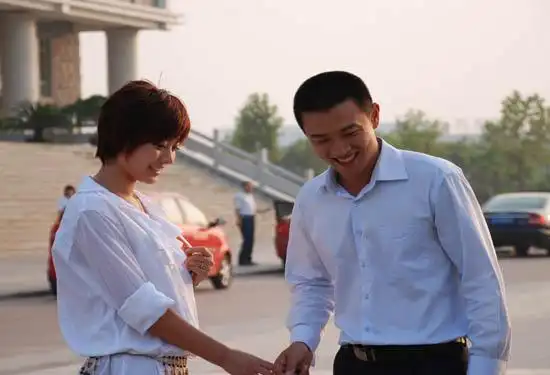 姜华和蒋毅新浪娱乐讯  近日,青年演员姜华正在山东拍摄电视剧《单亲