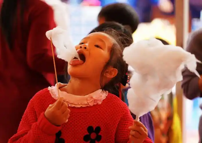 抓拍到的小孩 br /> 在吃棉花糖的瞬间