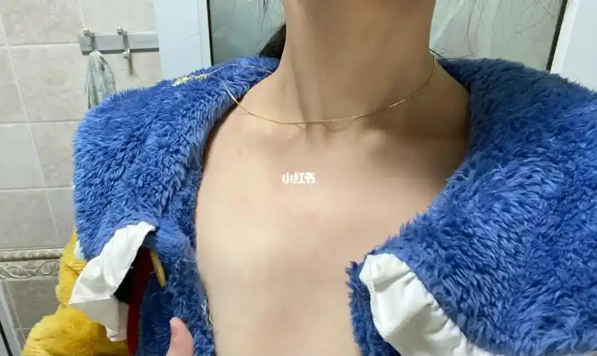 以前看见别人有这个胸前凸起来的骨头非常羡慕,感觉很