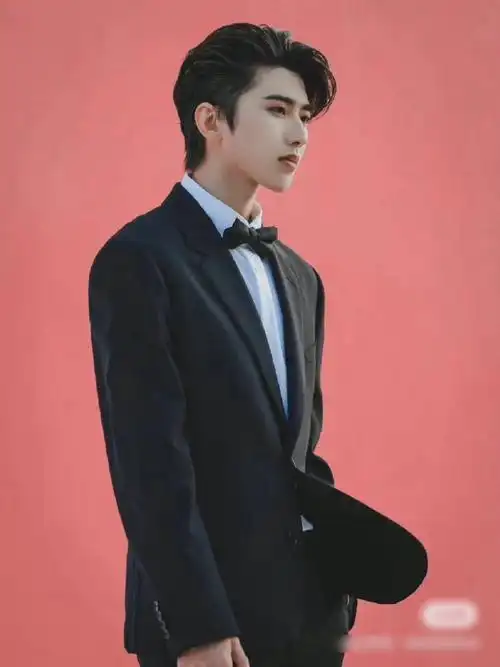 蔡徐坤#cxkhug me(抱我)小合集96论区继续补图有你喜欢的造型也可