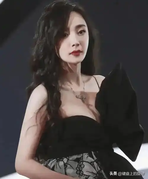 杨幂晚会抖大胸,娱乐圈女星背后的泪水与汗水,比你想的更震撼!