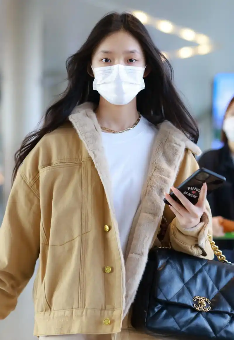 林允机场街拍一则,纯素颜出门,身穿卡其色大衣保暖又时尚