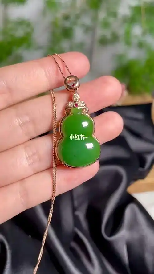 18k金和田玉碧玉葫芦吊坠极品老料