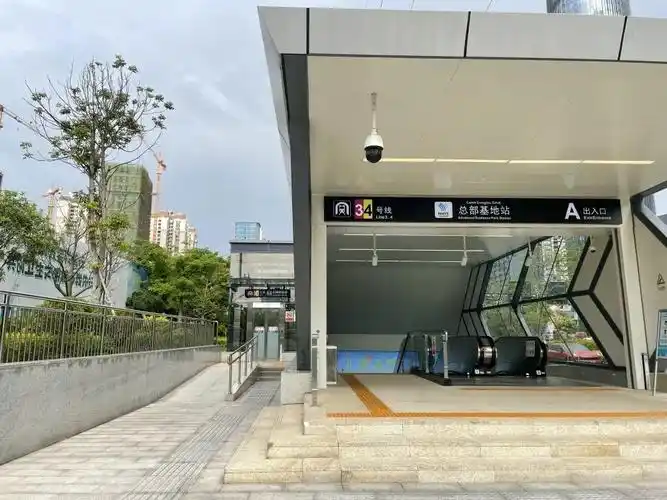 南宁最哇塞的地铁站一出站就是国际感