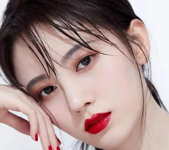 导语:在美女如云的娱乐圈中,鼻子的形态是十分重要的.