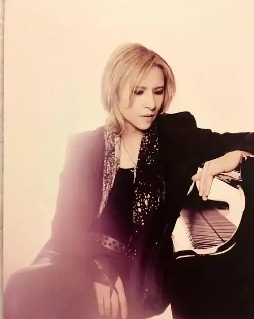 中年时,林佳树剪掉长发,留起了短发.出门常戴墨镜.