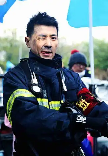 火线英雄热播保剑锋演消防员上演制服诱惑