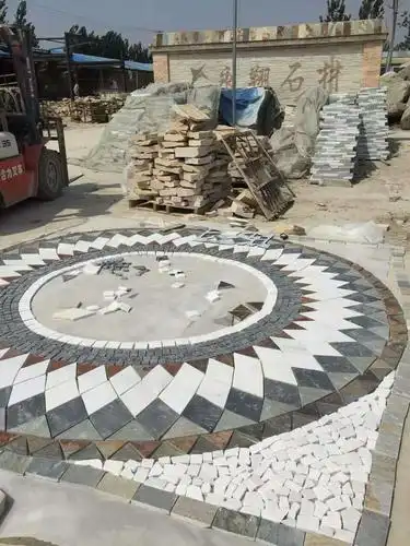 拼花属于定制产品,根据直径的不同定做,通常用作园林中休息处的地面