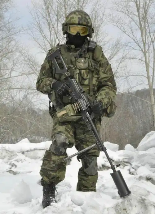 俄特种部队装备改型pkm机枪 消声器大得不像话_俄罗斯军队