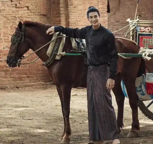 缅甸男模6块腹肌着袈裟照片出圈被网友称为帅气和尚