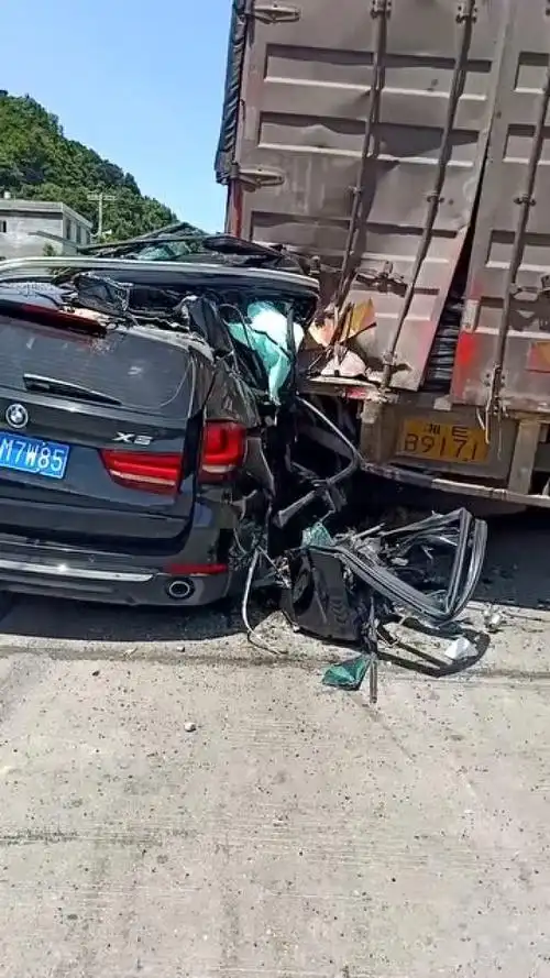宝马x5追尾大货车,右半车身撞烂,幸好副驾驶没坐人!